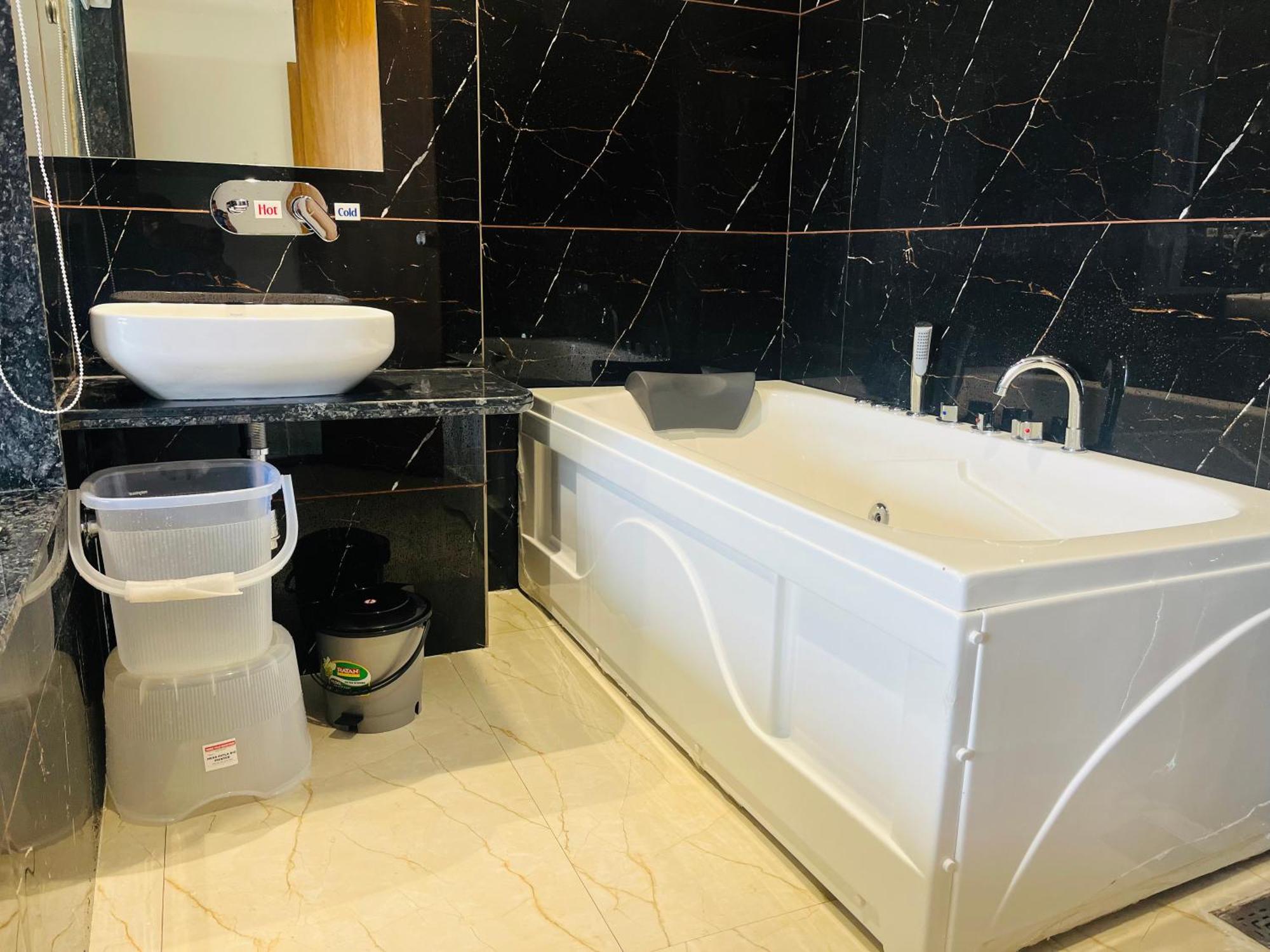 Hotel Royal Empire Gandhinagar Kültér fotó