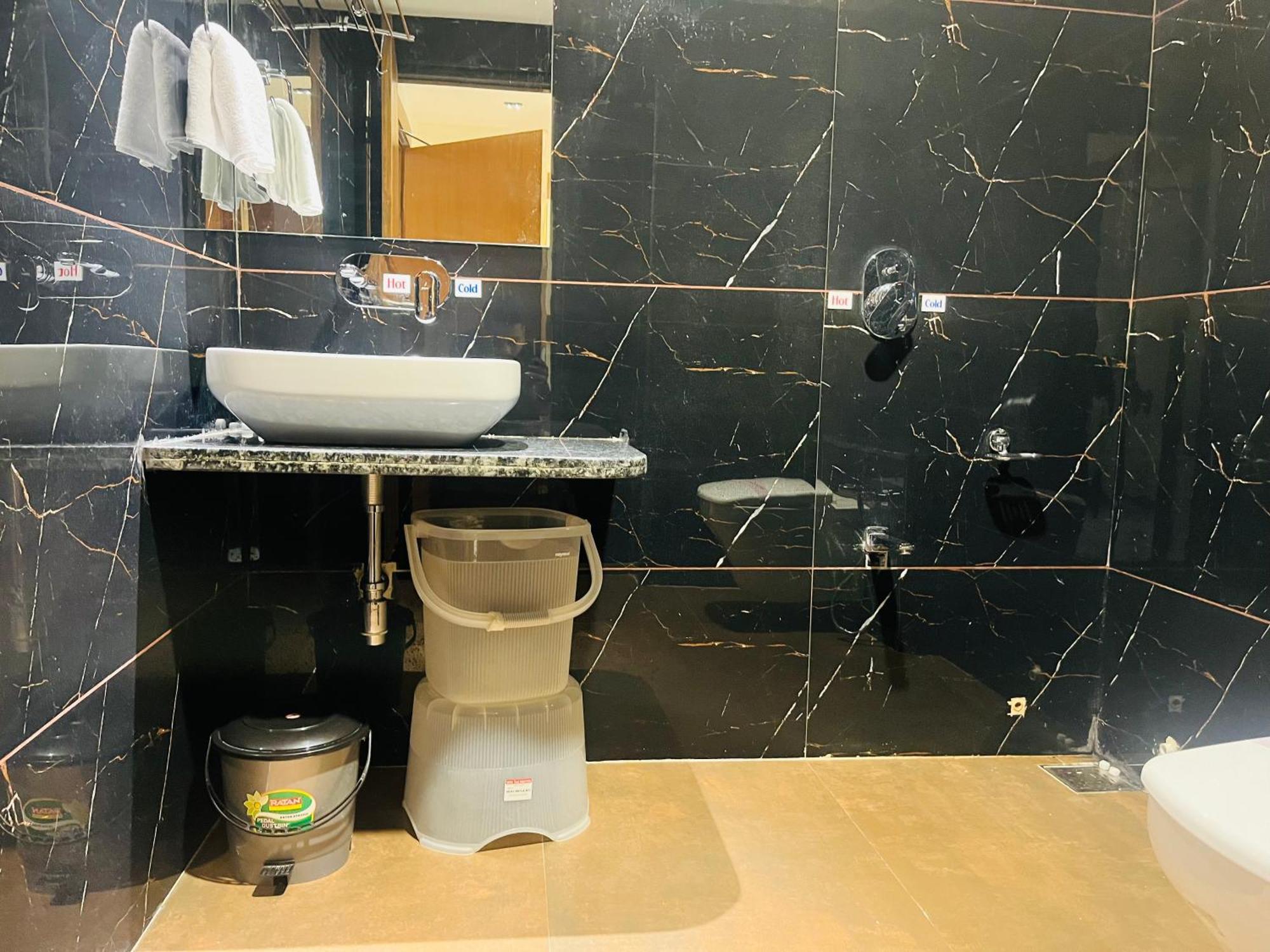 Hotel Royal Empire Gandhinagar Kültér fotó