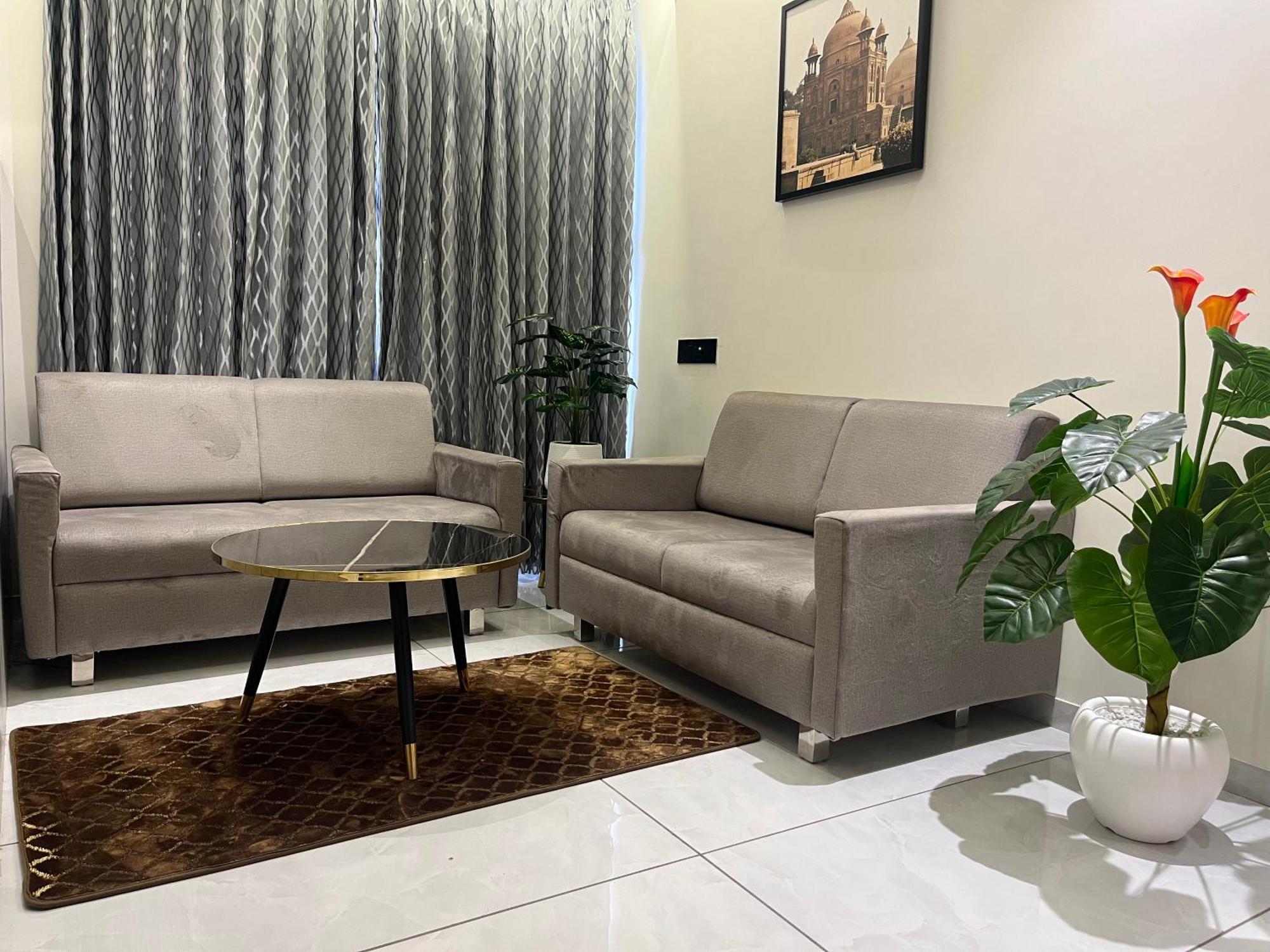 Hotel Royal Empire Gandhinagar Kültér fotó