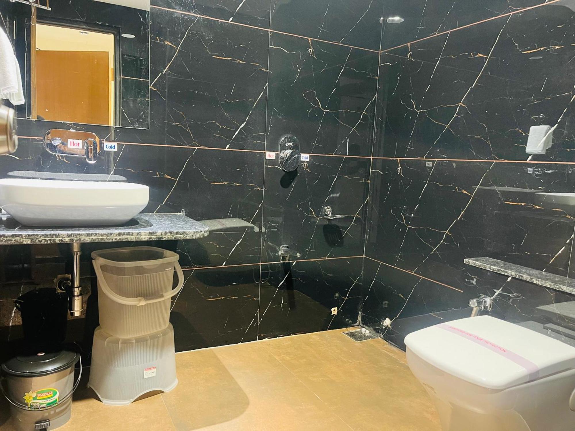 Hotel Royal Empire Gandhinagar Kültér fotó