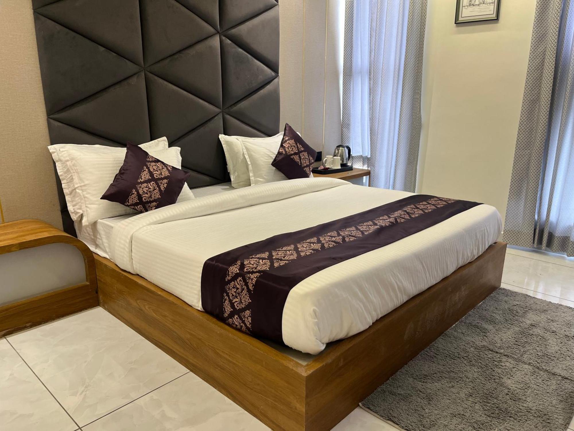 Hotel Royal Empire Gandhinagar Kültér fotó