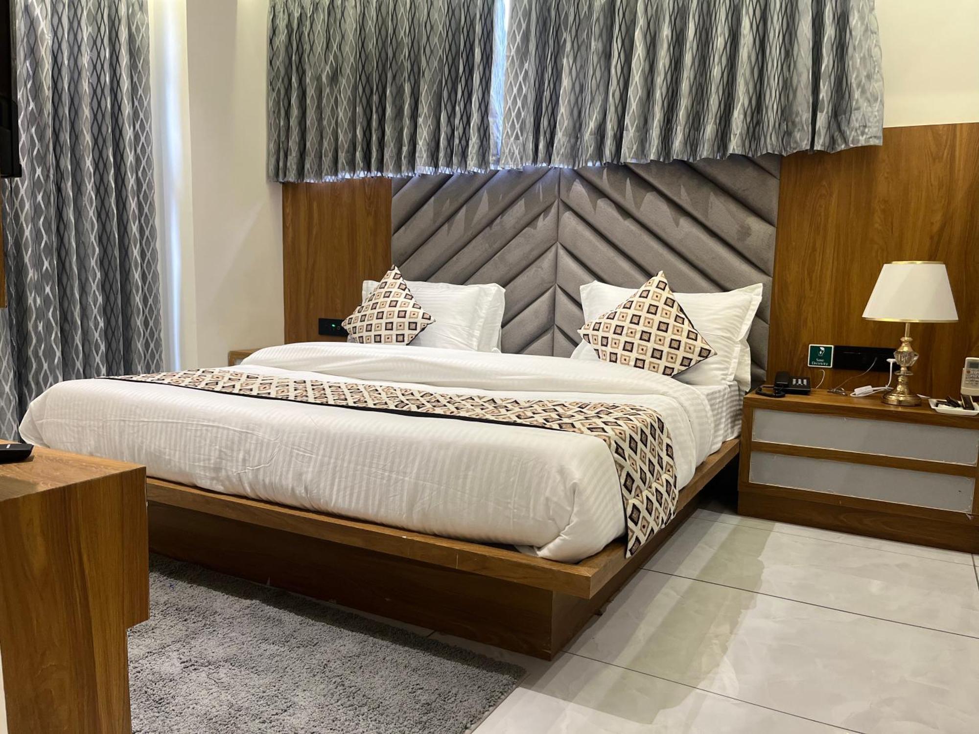 Hotel Royal Empire Gandhinagar Kültér fotó