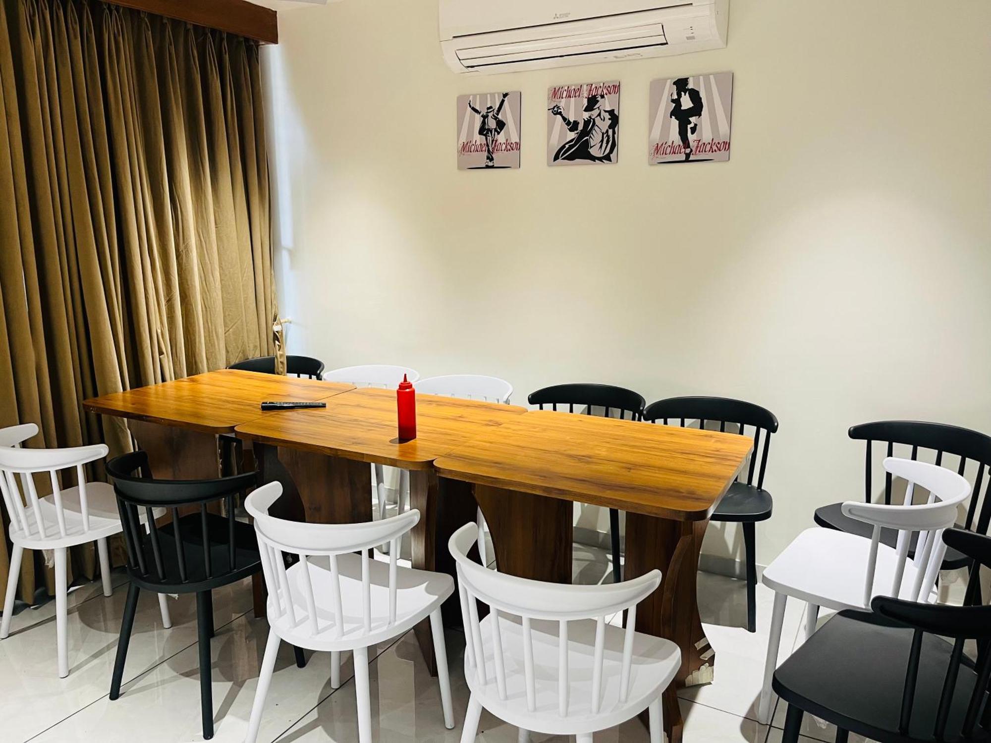 Hotel Royal Empire Gandhinagar Kültér fotó