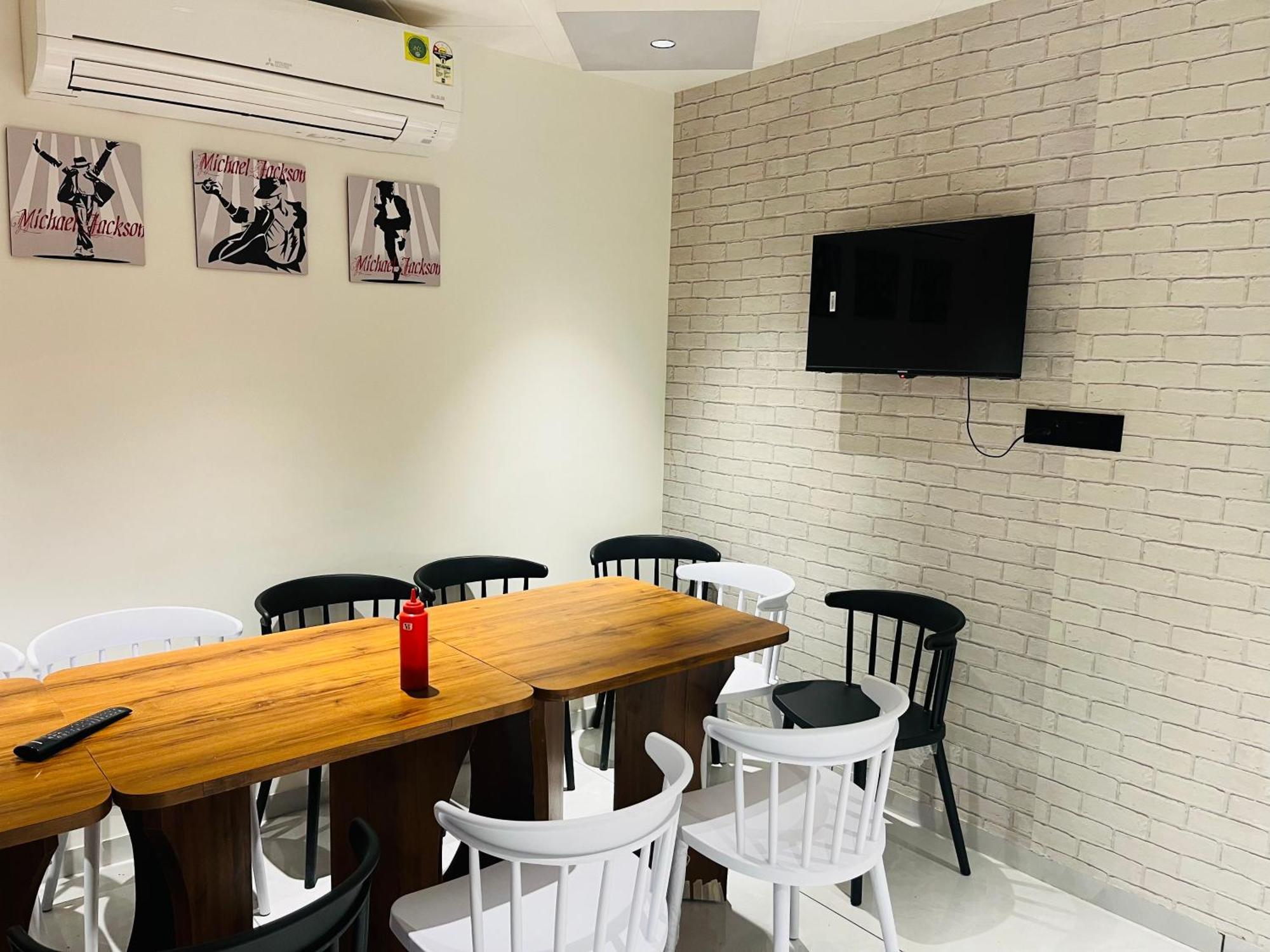 Hotel Royal Empire Gandhinagar Kültér fotó